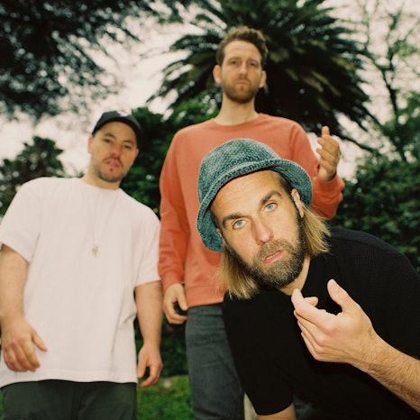 Die Band OK Kid: (v.l.) Raffael „Raffi“ Kühle, Moritz Rech. Im Vordergrund Jonas Schubert mit türkiser Angler-Mütze.