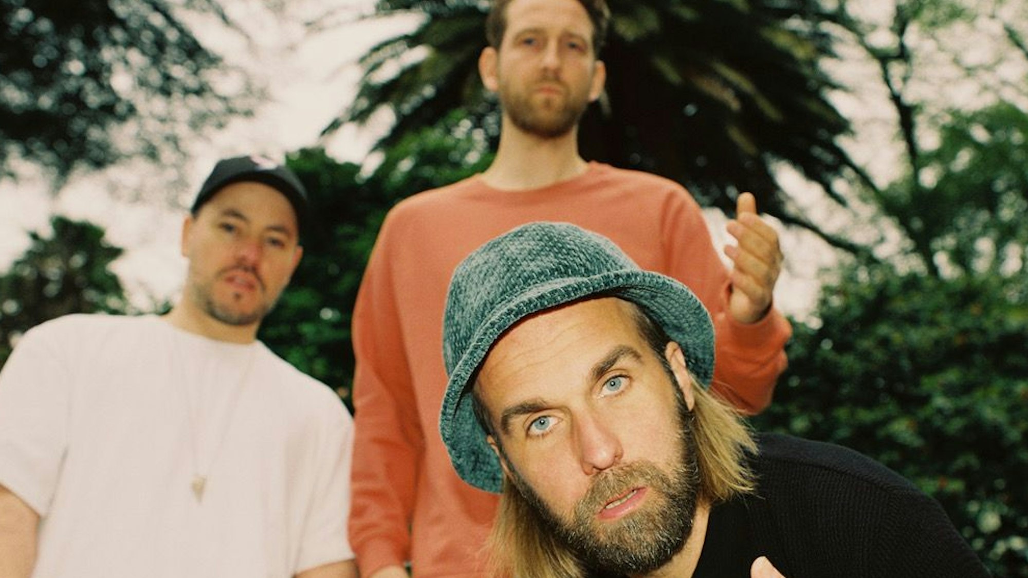 Die Band OK Kid: (v.l.) Raffael „Raffi“ Kühle, Moritz Rech. Im Vordergrund Jonas Schubert mit türkiser Angler-Mütze.