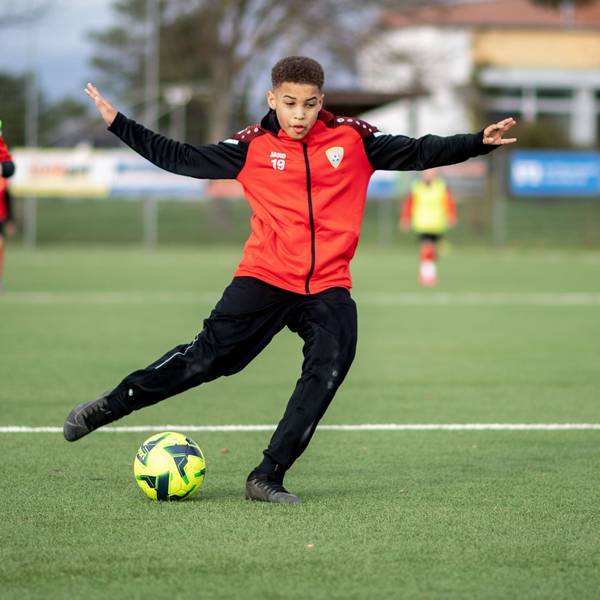 Zwei Talente verlassen die JSG Erft 01 Euskirchen und schließen sich Bayer Leverkusen an.