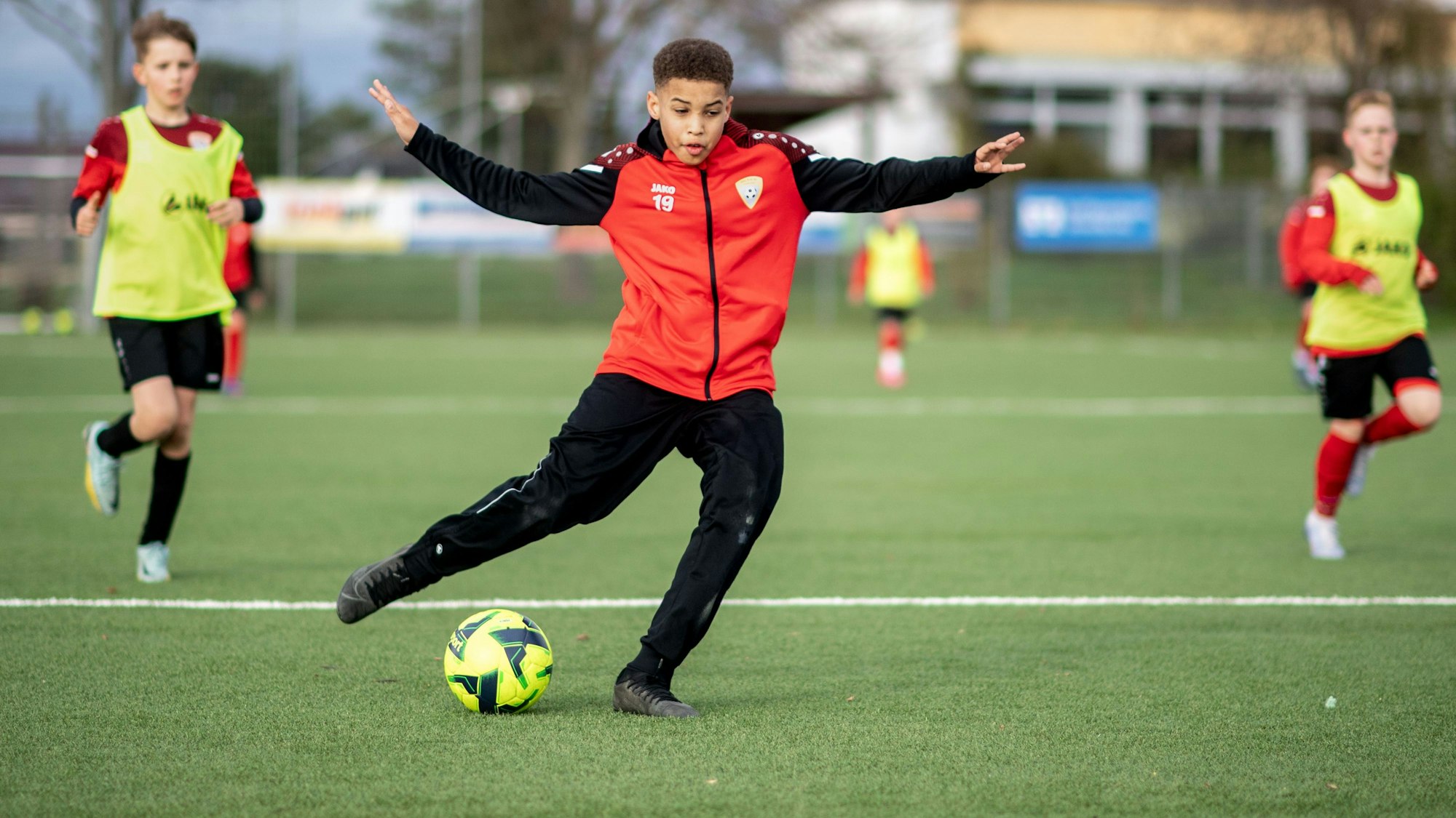 Zwei Talente verlassen die JSG Erft 01 Euskirchen und schließen sich Bayer Leverkusen an.