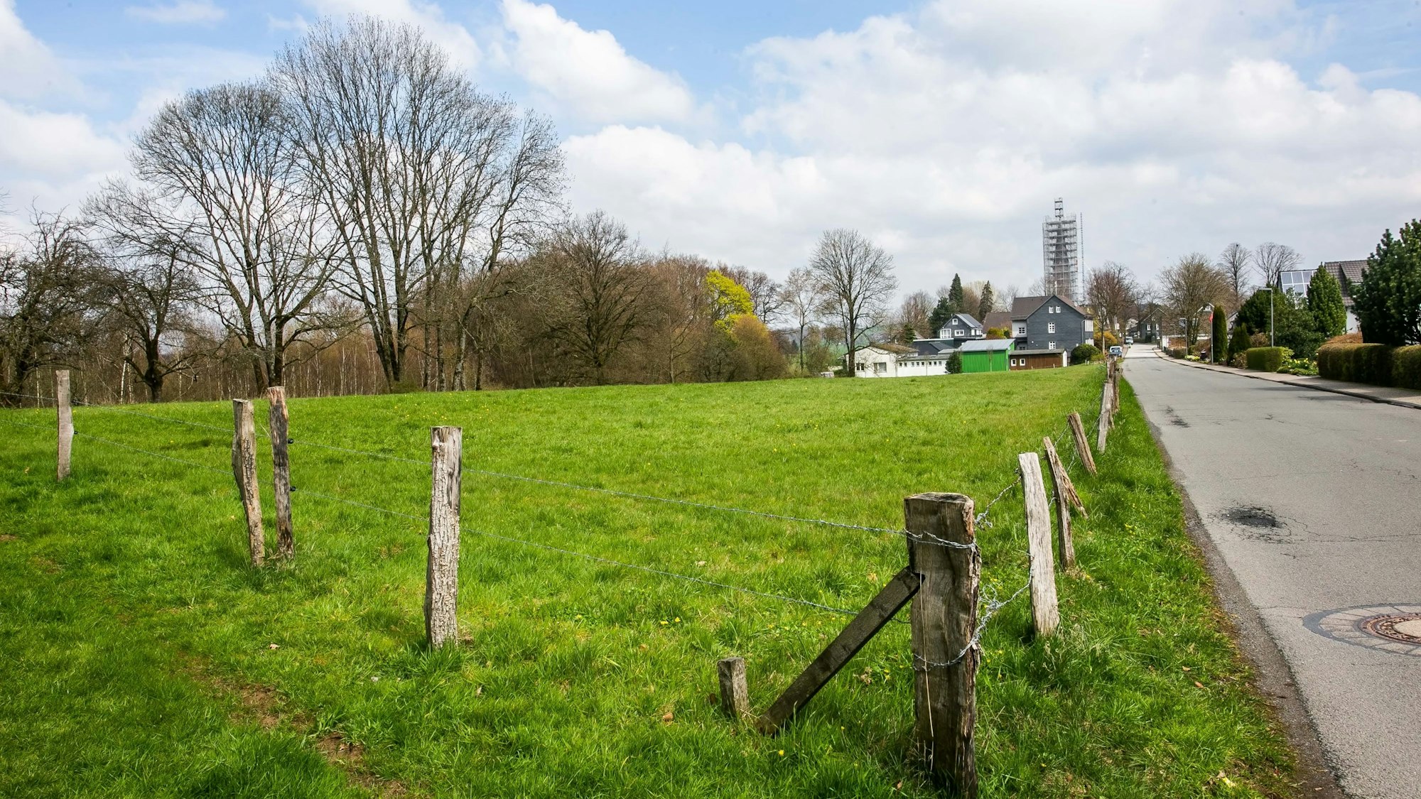 Das Foto zeigt eine Wiese in Wipperfürth-Thier, die jetzt ein Neubaugebiet wird.