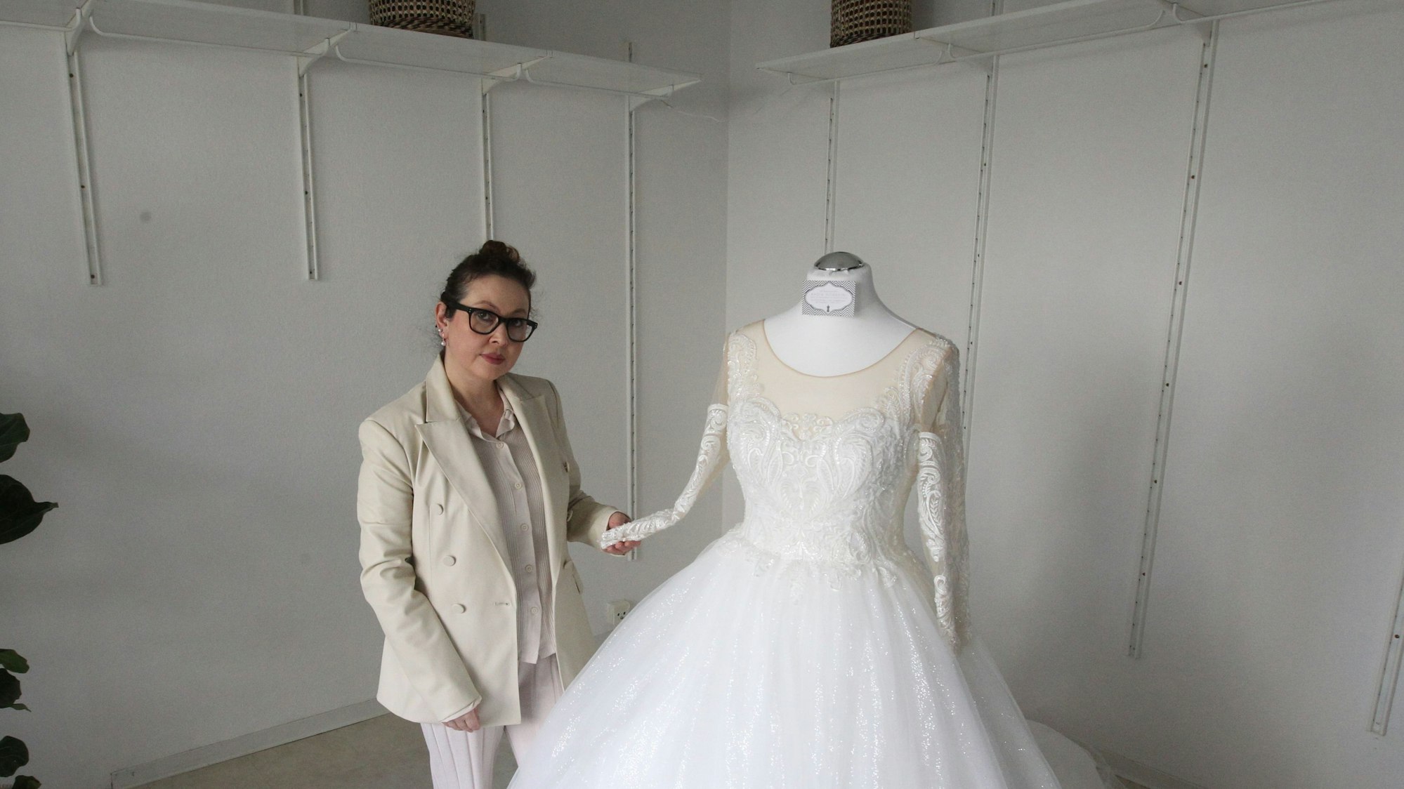 Ahdia Hosseini mit einem Brautkleid, welches die Täter zurückgelassen haben.