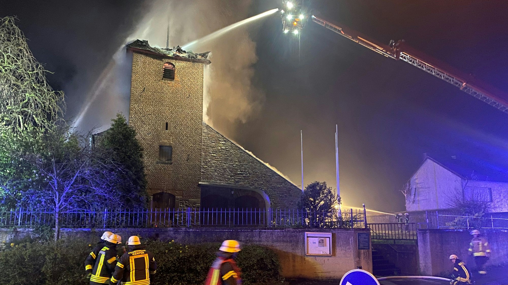 Morschenich: Einsatzkräfte der Feuerwehr löschen den Brand in einer Kirche.