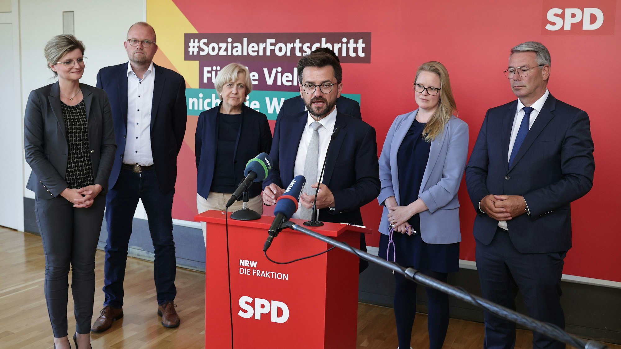 Der bisherige Fraktionschef der SPD-Landtagsfraktion Nordrhein-Westfalen, Thomas Kutschaty (M), spricht bei einer Pressekonferenz im Landtag Düsseldorf. Dahinter stehen v.l. Sarah Philipp (Parlamentarische Geschäftsfürerin), Jochen Ott, Elisabeth Müller-Witt, Lisa Kapteinat und Christian Dahm.