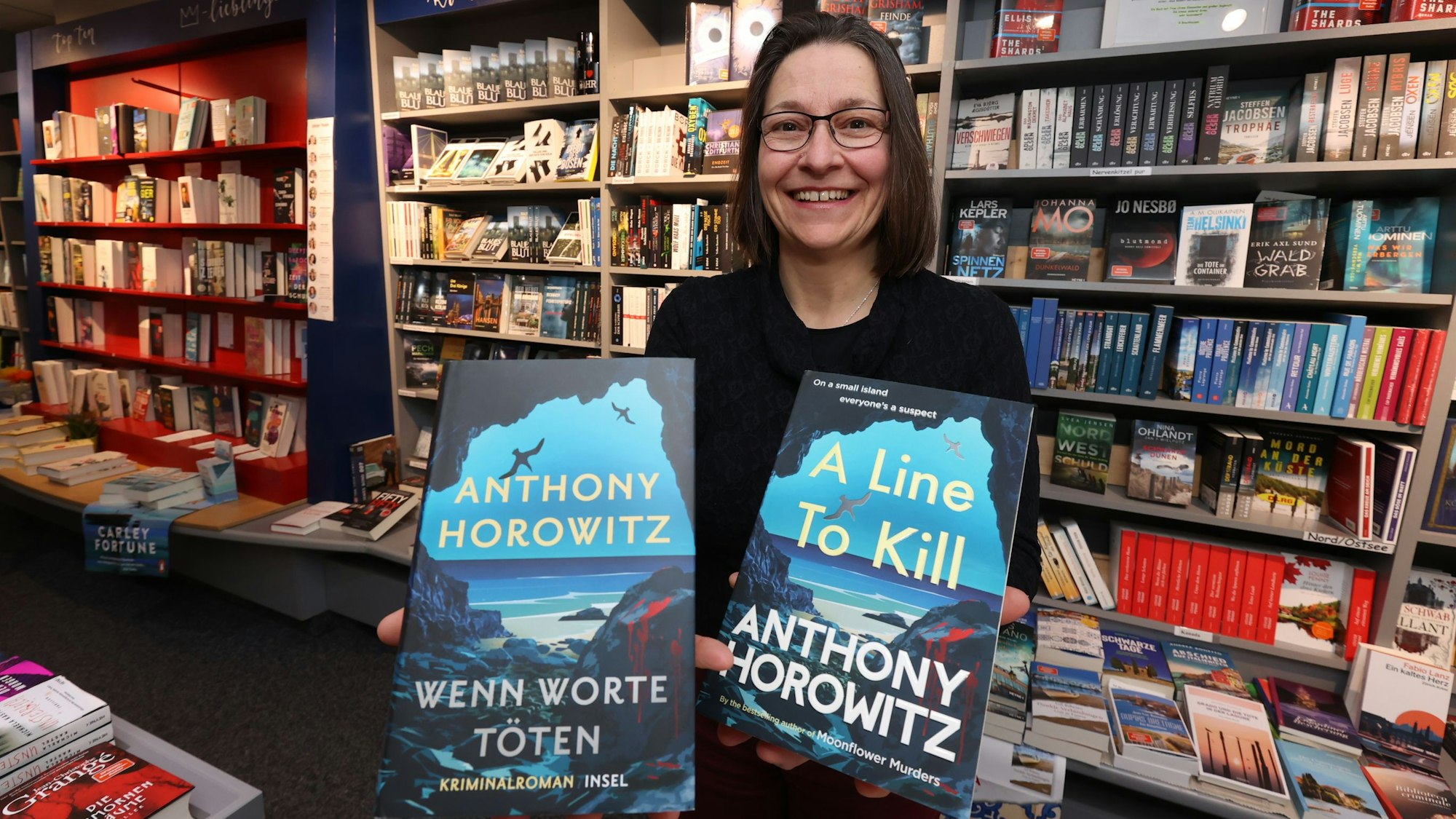 Christel Engeland zeigt eines ihrer Lieblingsbücher am 14.04.2023 in der Buchhandlung Kayser in Rheinbach. Foto Copyright: Petra Reuter