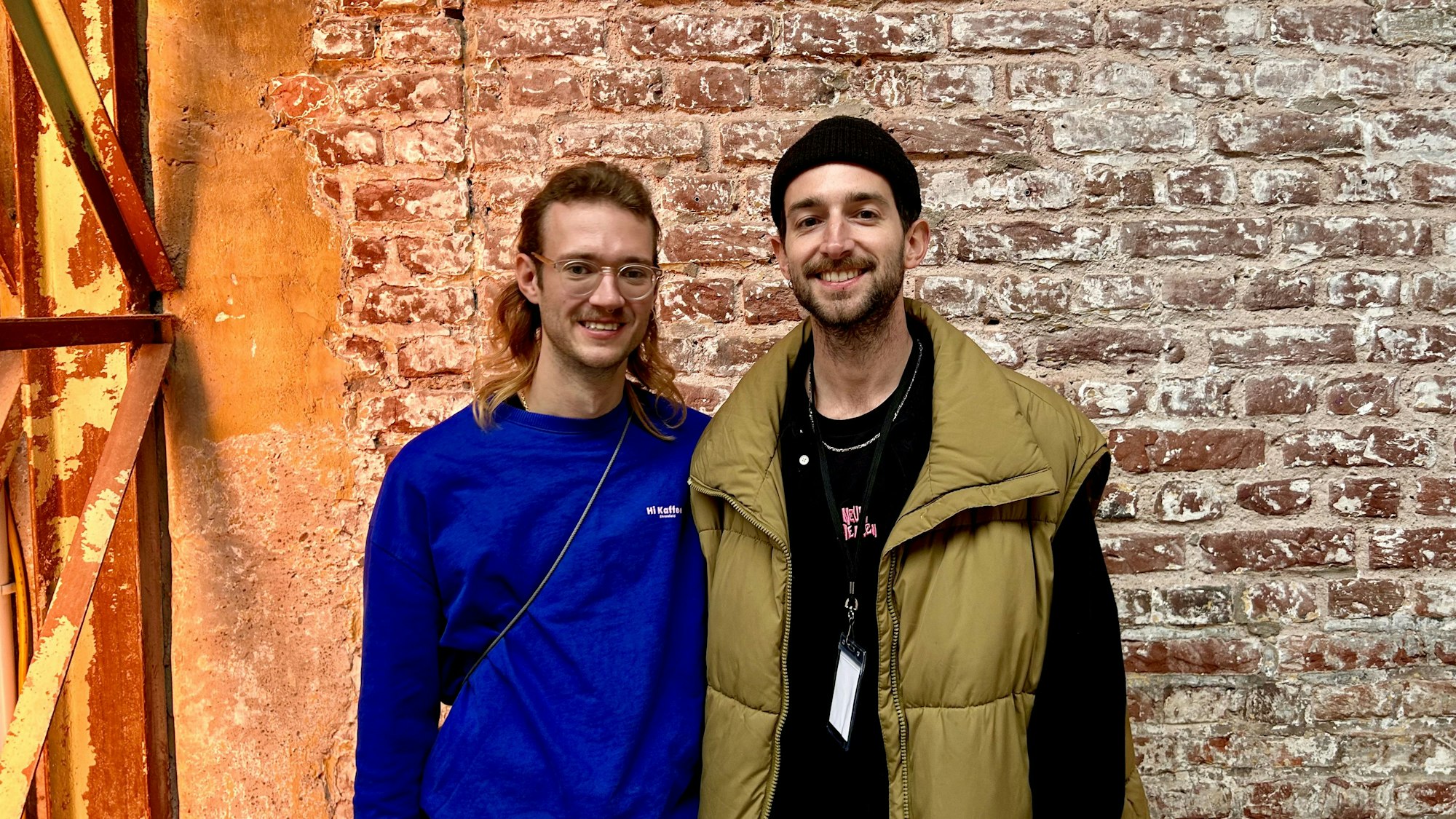 Joshua von Söhnen (links) und Patrik Thies stehen während des Festivals in der Rufffactory.