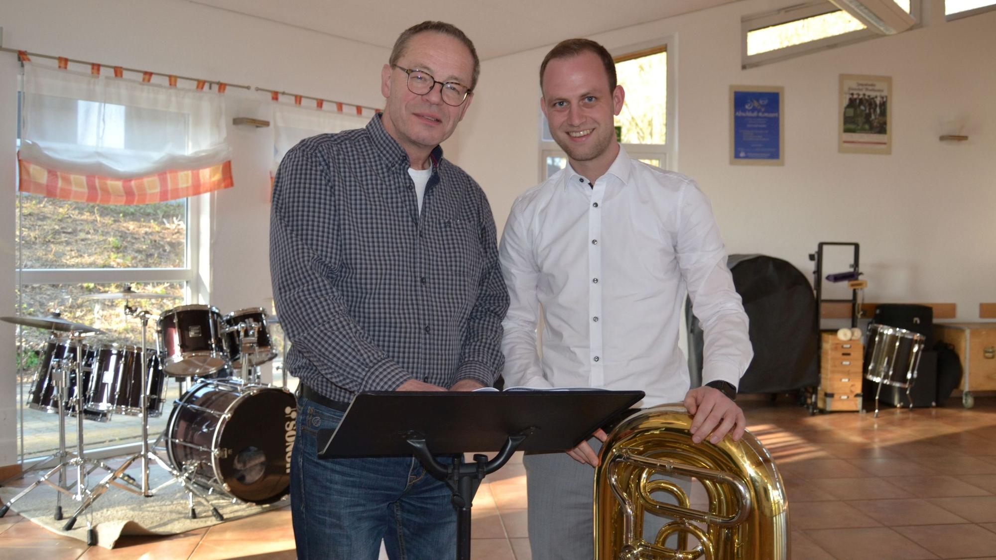Der neue Dirigent Ewald Metzger mit Vereinschef Steffen Goße.