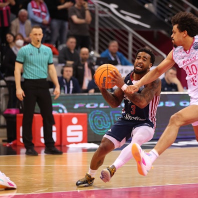 Marcus Keene (Strasbourg) ringt mit Collin Malcolm (Bonn) um den Basketball.