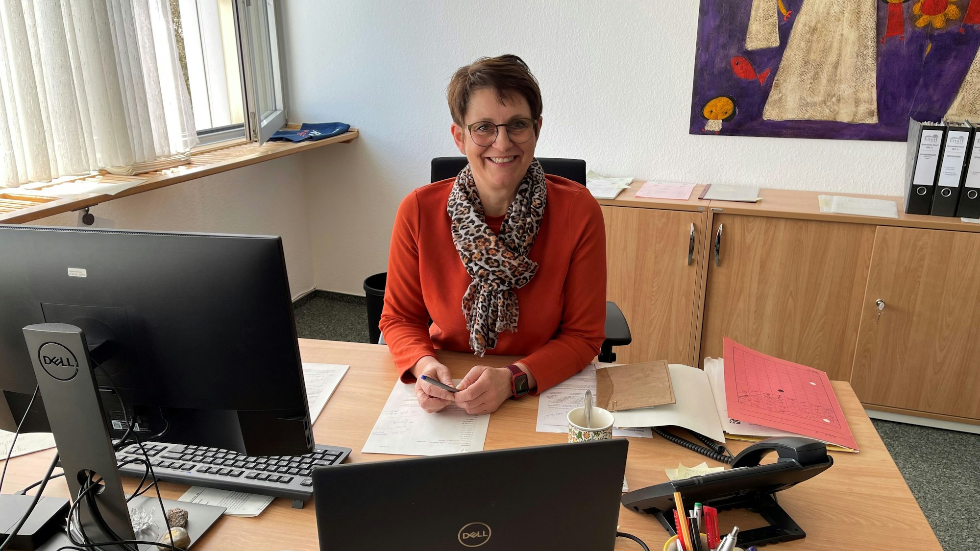 Eitorfs Erste Beiogeordnete Iris Prinz-Klein ab ihrem Schreibtisch.