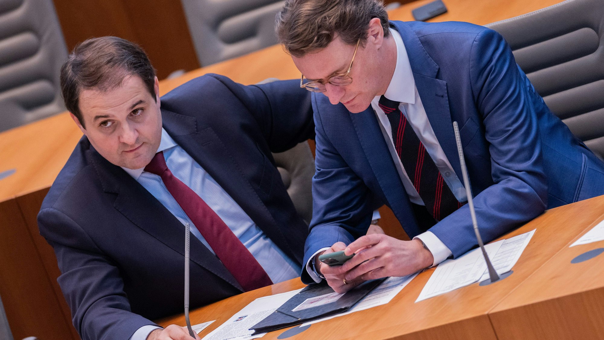 29.03.2023, Nordrhein-Westfalen, Düsseldorf: Hendrik Wüst (CDU, r), Ministerpräsident von Nordrhein-Westfalen, und Nathanael Liminski (CDU), Minister für Bundes- und Europaangelegenheiten, Internationales sowie Medien, sitzen im Plenum des Landtags. Foto: Rolf Vennenbernd/dpa +++ dpa-Bildfunk +++