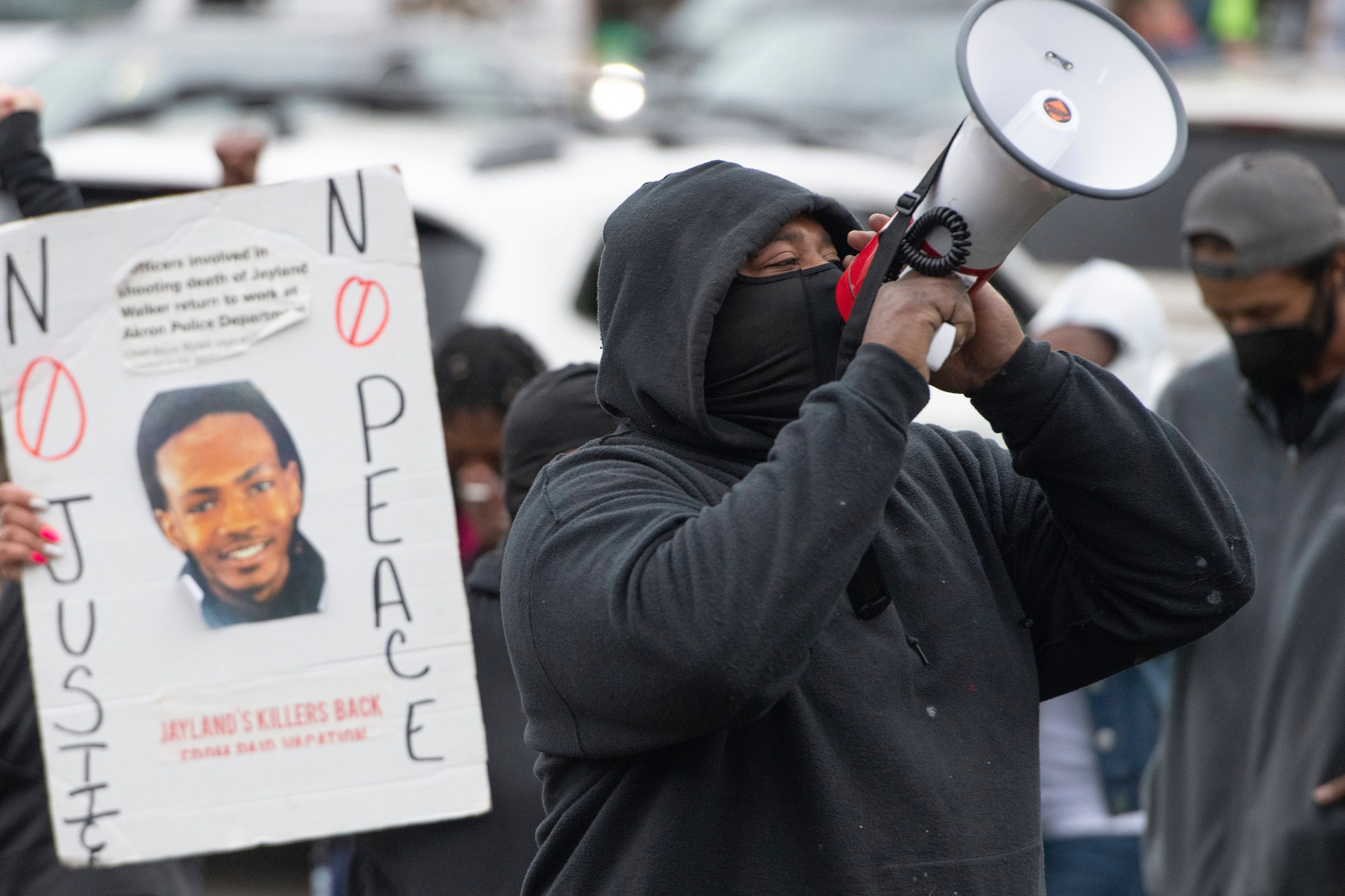 Demonstranten marschieren und blockieren den Verkehr in Akron (Ohio) nach der Entscheidung eines Geschworenengerichts, acht Polizeibeamte nicht anzuklagen.