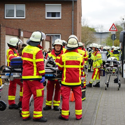 Das Bild zeigt Einsatzkräfte vom Rettungsdienst vor dem Schwimmbad.