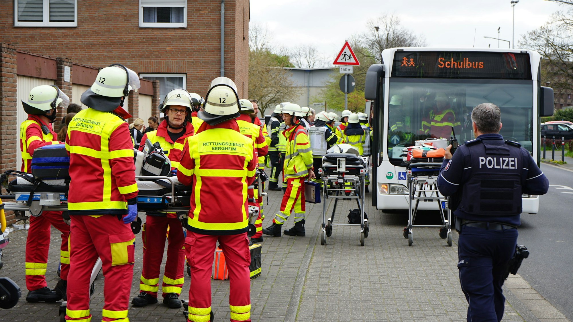 Das Bild zeigt Einsatzkräfte vom Rettungsdienst vor dem Schwimmbad.