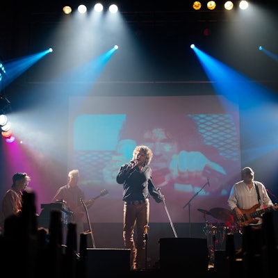 Der Coversänger Pascal Velzeboer steht als Jim Morrisons auf der Bühen der Kulturkirche.