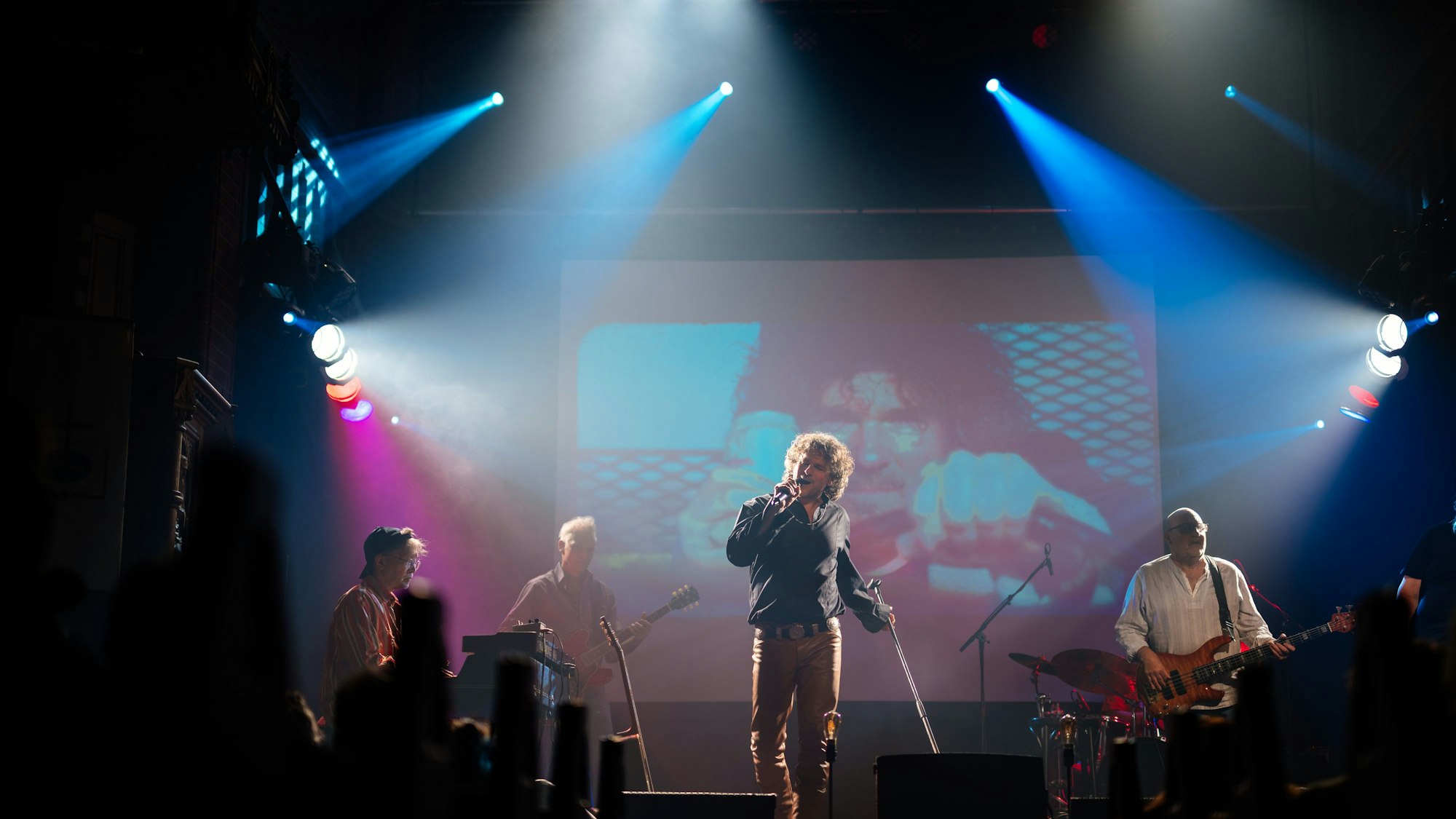 Der Coversänger Pascal Velzeboer steht als Jim Morrisons auf der Bühen der Kulturkirche.