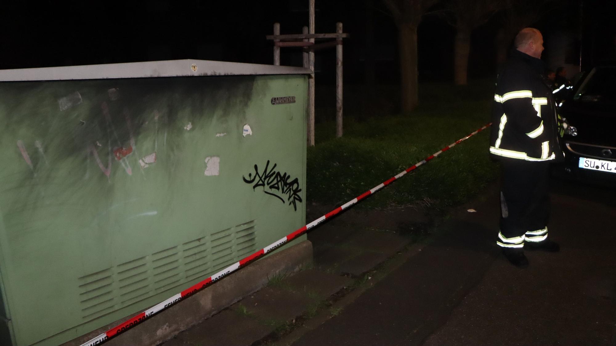 Mit Absperrband sicherte die Feuerwehr den Trafo in der Schnellermaarstraße.