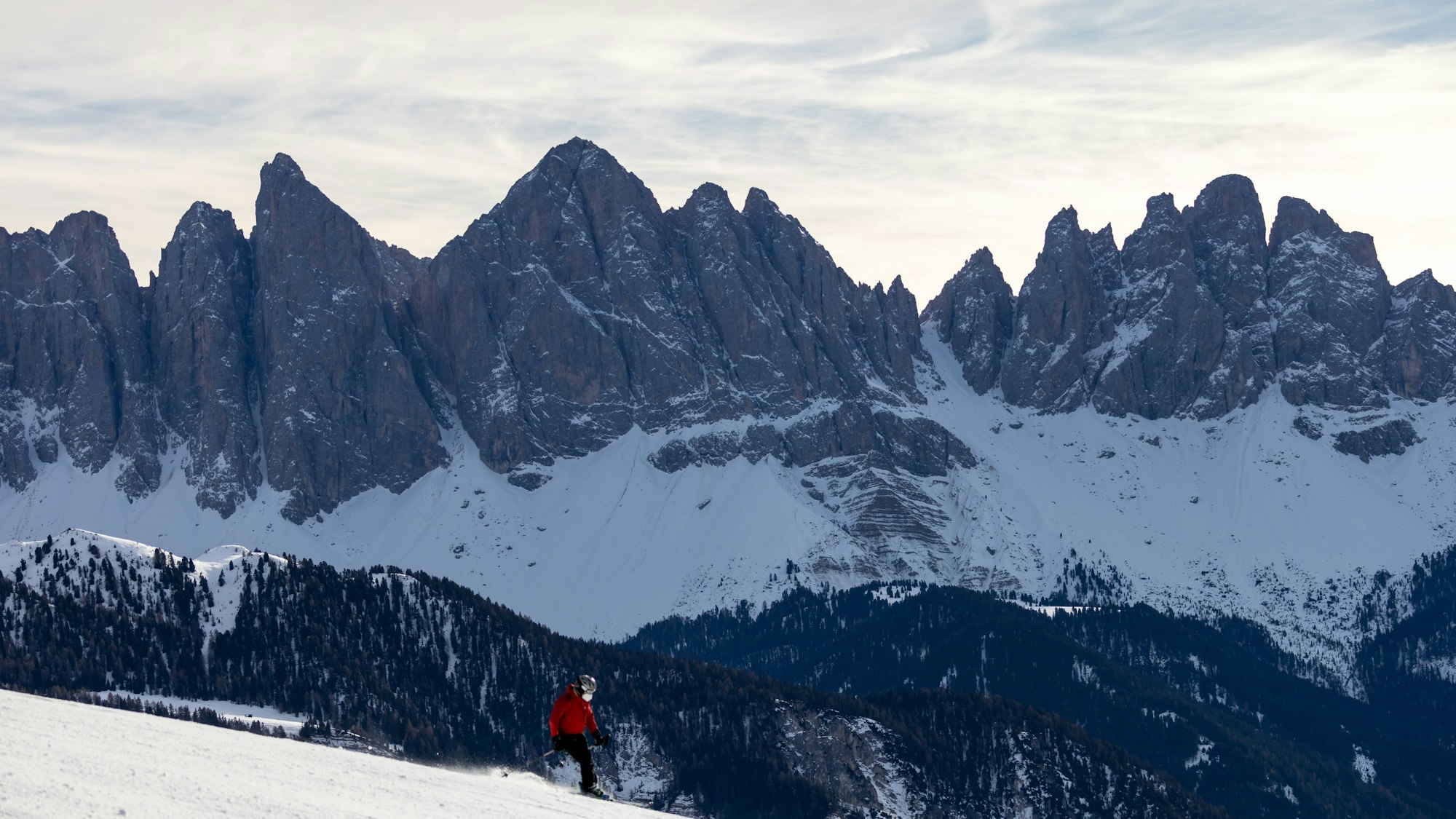Ein Skifahrer wedelt eine Piste im Skigebiet Plose in den Lüsner Bergen in den Dolomiten in den Alpen hinunter.