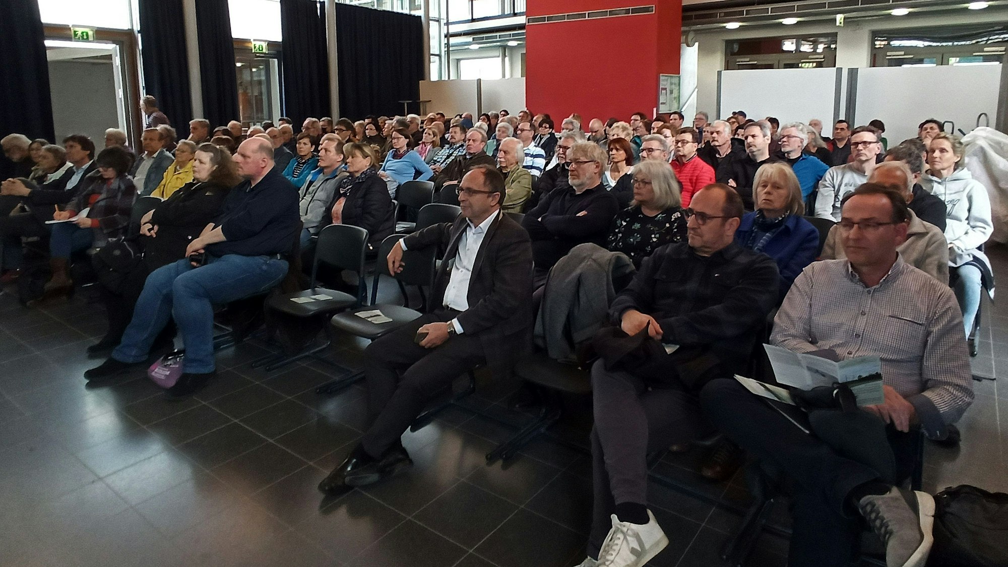 18. April 2023 Bornheim-Merten. Bestens besucht war der Informationsabend des Landschafts-Schutz-Vereins (LSV) in der Aula der Heinrich-Böll-Gesamtschule in Merten. Foto: Frank Engel-Strebel