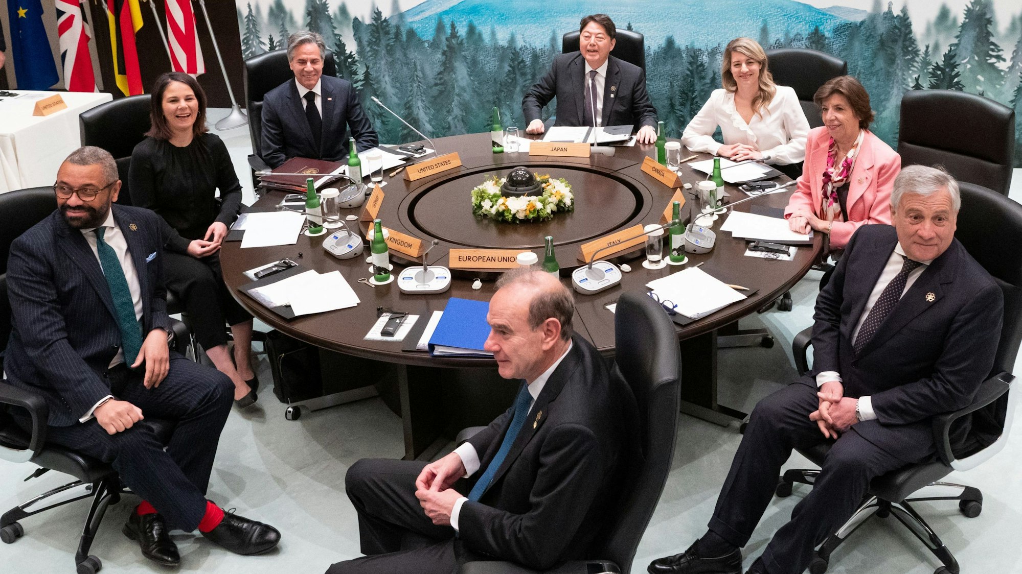 Im Uhrzeigersinn von links: Großbritannies Außenminister, Bundesaußenministerin Annalena Baerbock, USA-Außenminister Antony Blinken, Japans Außenminister Yoshimasa Hayashi, Kanadas Außenministerin Melanie Joly, Frankreichs Außenministerin Catherine Colonna, Italiens Außenminister Antonio Tajani und der stellvertretende Generalsekretär für politische Angelegenheiten der EU Enrique Mora bei der 5. Arbeitssitzung im Karuizawa Prince Hotel am 18. April 2023.