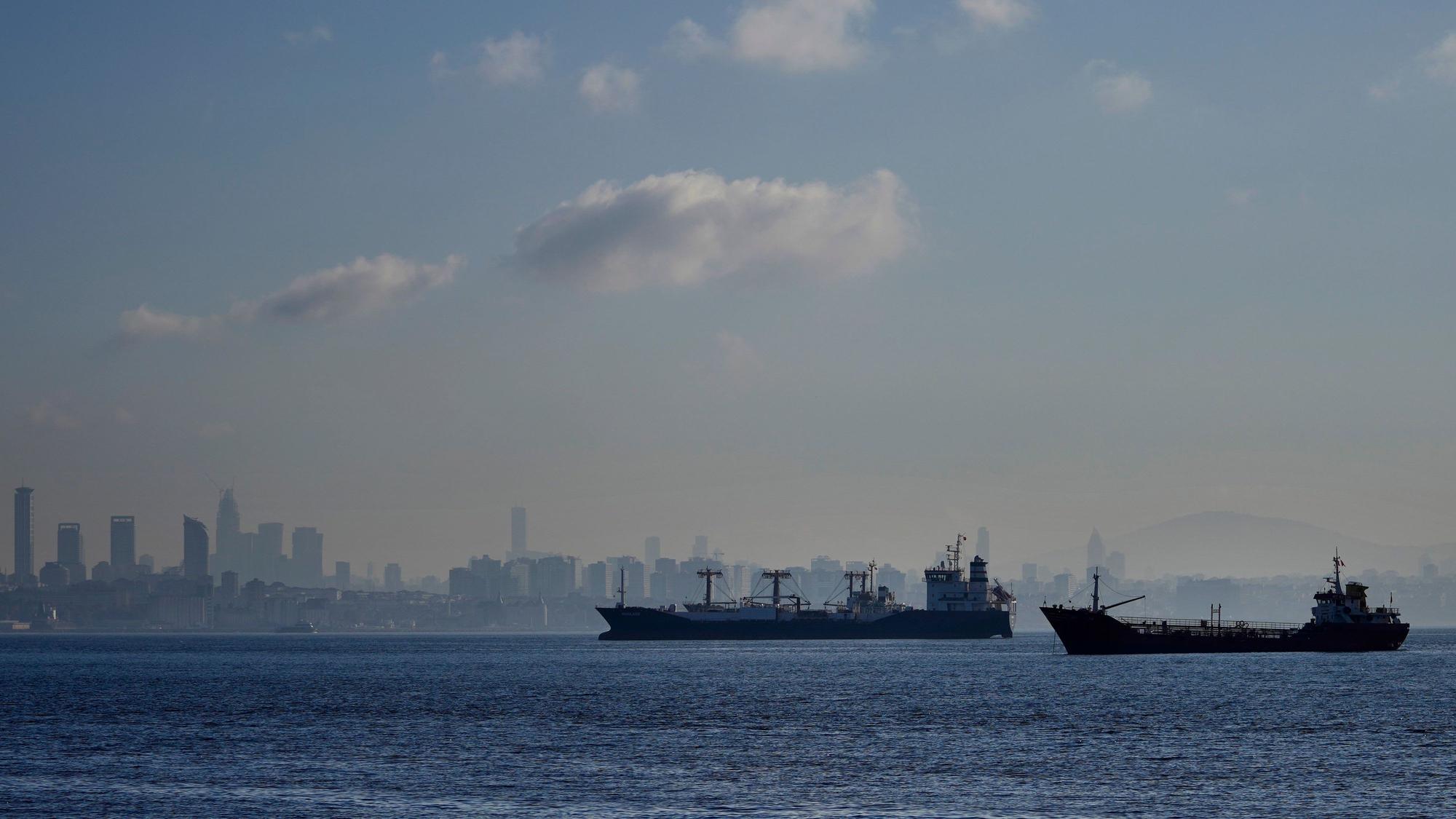 Oktober 2022 in Istanbul: Frachtschiffe mit Getreide liegen vor Anker und warten auf die Durchfahrt durch die Bosporusstraße.