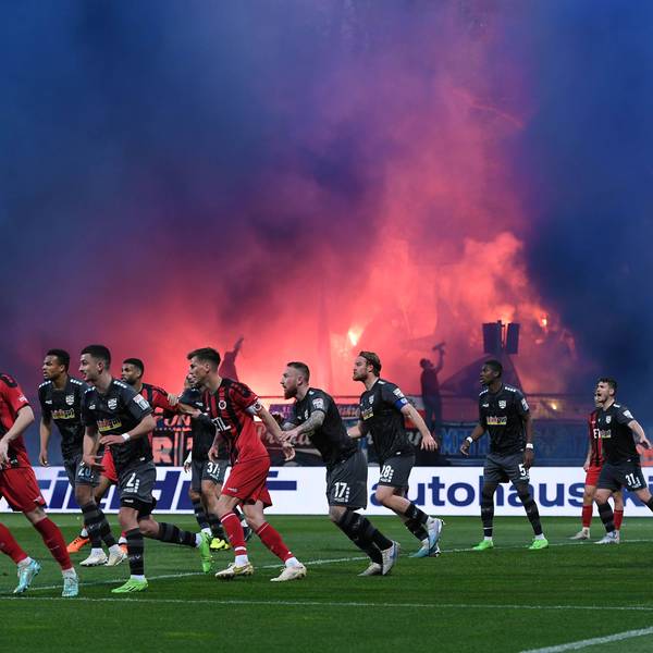 Fußball 3. Liga 32. Spieltag Viktoria Köln - MSV Duisburg am 17.04.2023 im Sportpark Höhenberg in Köln Abbrennen von Pyro / Pyrotechnik / Leuchtkörper / Bengalos im Duisburg Fanblock DFB regulations prohibit any use of photographs as image sequences and/or quasi-video. *** Soccer 3 Liga 32 Matchday Viktoria Cologne MSV Duisburg on 17 04 2023 at Sportpark Höhenberg in Cologne burning pyro pyrotechnics flares Bengalos in Duisburg fan block DFB regulations prohibit any use of photographs as image sequences and or quasi video xHDx