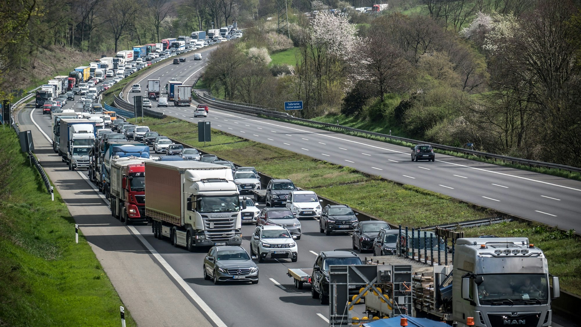 Die Autobahn GmbH kündigt Verkehrsengpässe auf der A1 bei Burscheid an. (Archivbild)