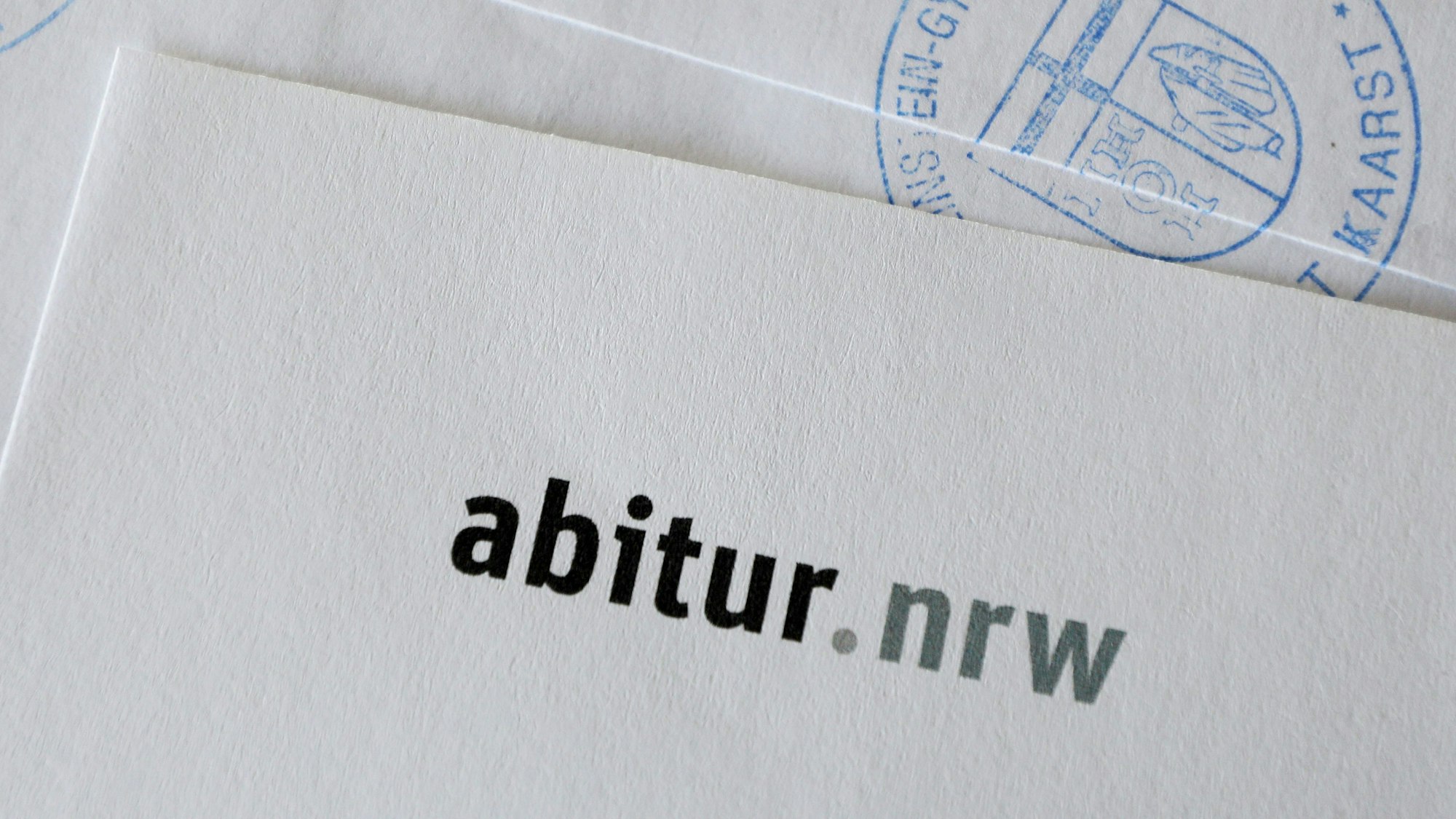 Ein Umschlag mit den Prüfungsaufgaben.