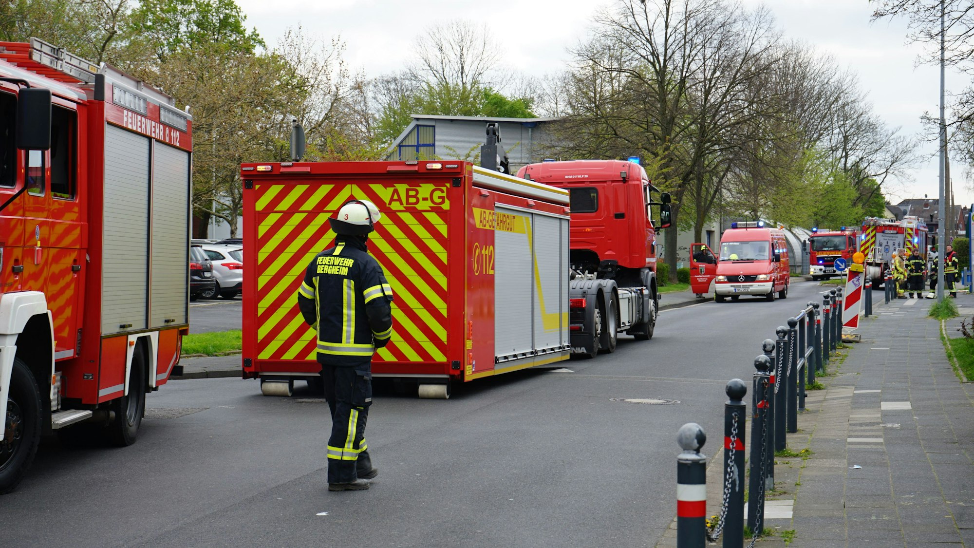Das Bild zeigt Einsatzkräfte und Fahrzeuge der Feuerwehr auf der Straße vor dem Schwimmbad.