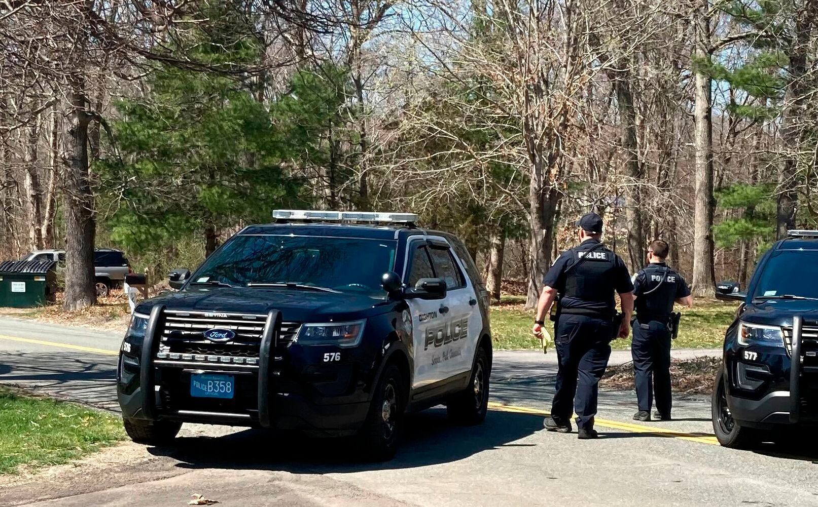 US-Polizisten im Einsatz an einer Waldkante.
