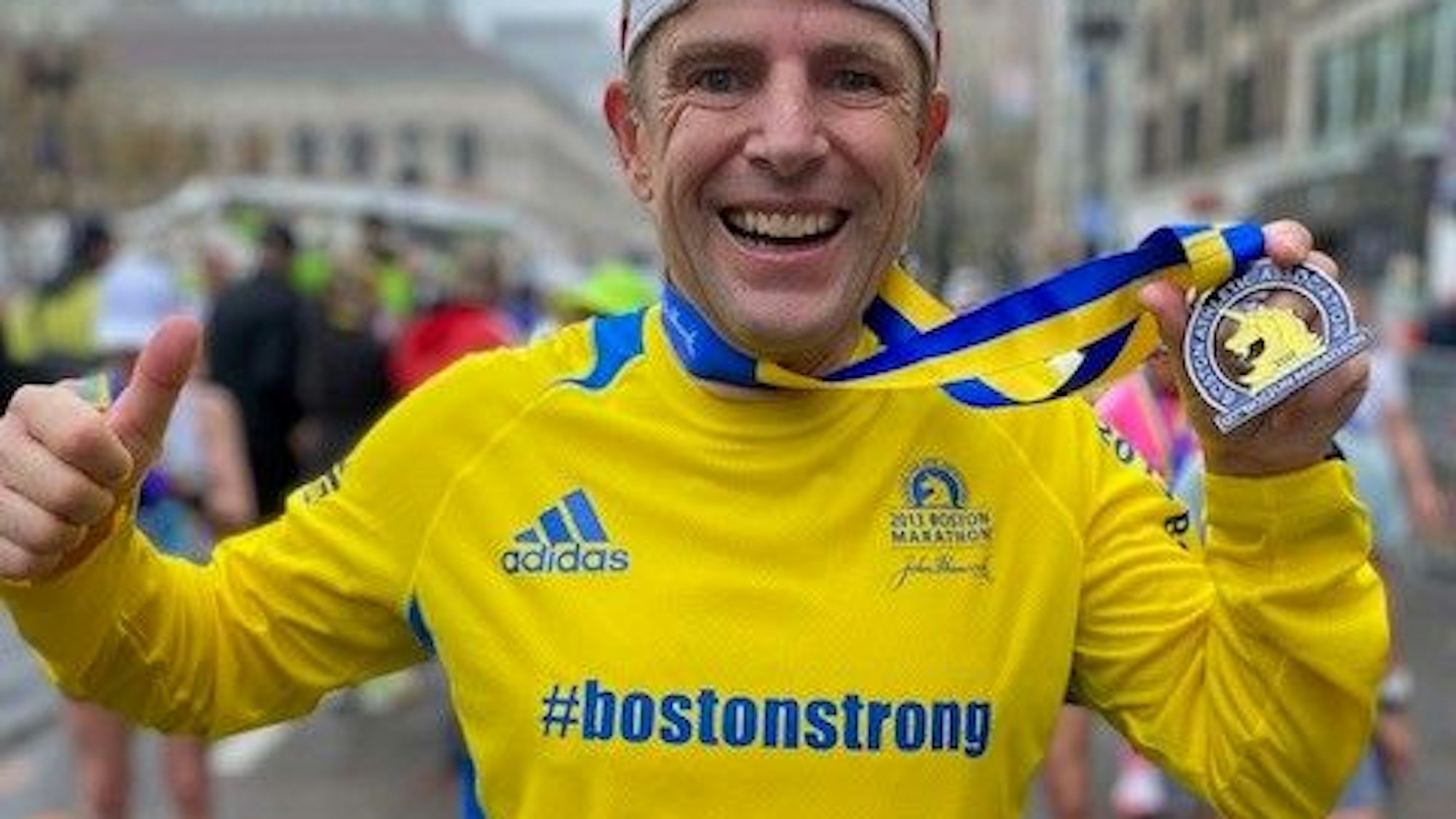 Jörg Löhr aus Eitorfmit einem Laufshirt und der Aufschrift: „#bostonstrong“.