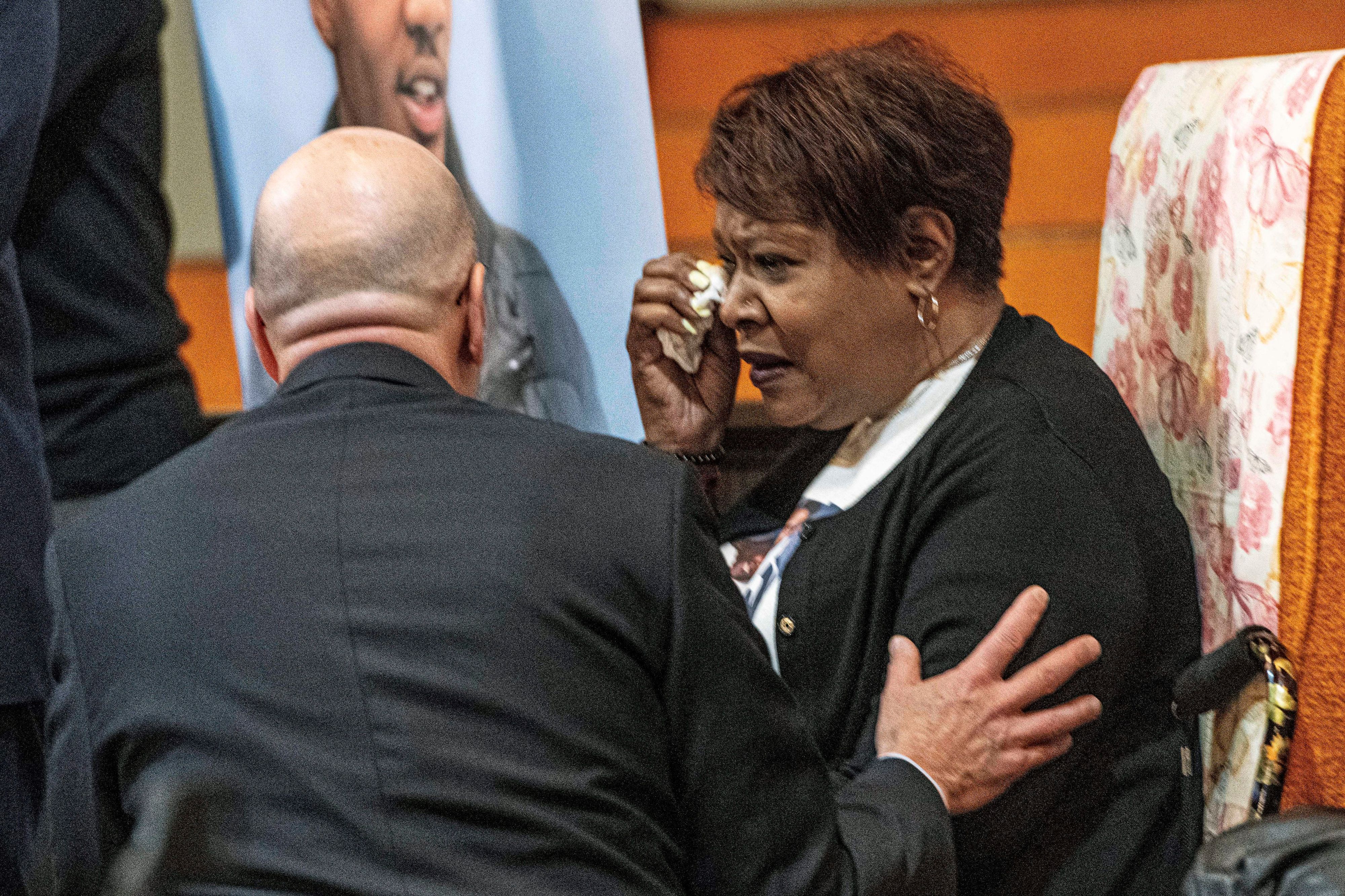 Rechtsanwalt Ken Abbarno, ein Mitglied des Anwaltsteams der Familie von Jayland Walker, tröstet Pamela Walker, die Mutter von Jayland Walker, während einer Pressekonferenz in Akron, Ohio.