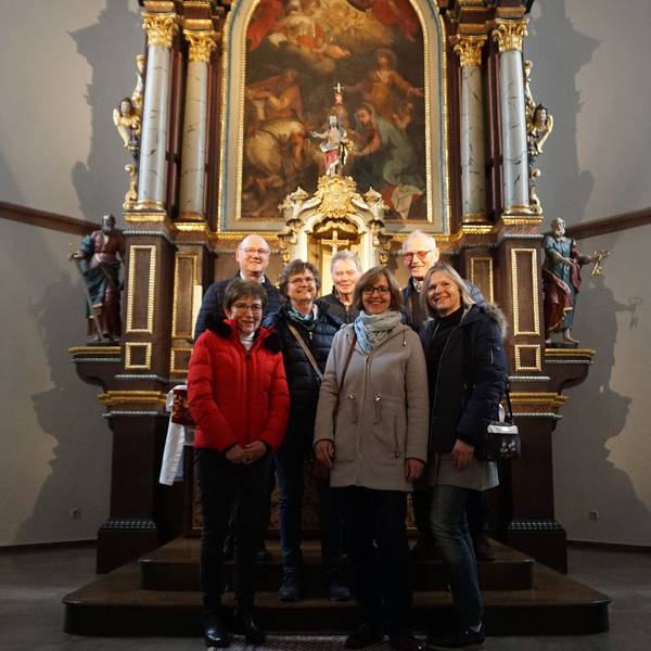 Sieben Personen stehen vor dem Altar in der Weilerswister Kirche.