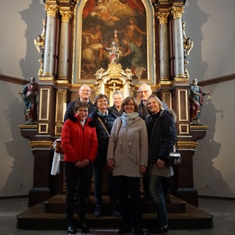 Sieben Personen stehen vor dem Altar in der Weilerswister Kirche.
