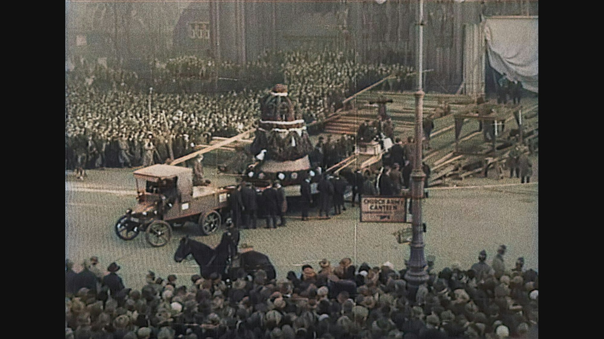 Ankunft des „Decke Pitter“ vor dem Kölner Dom am 24.11.1924. Szene aus dem Film ‚Das alte Köln in Farbe‘ von Hermann Rheindorf.