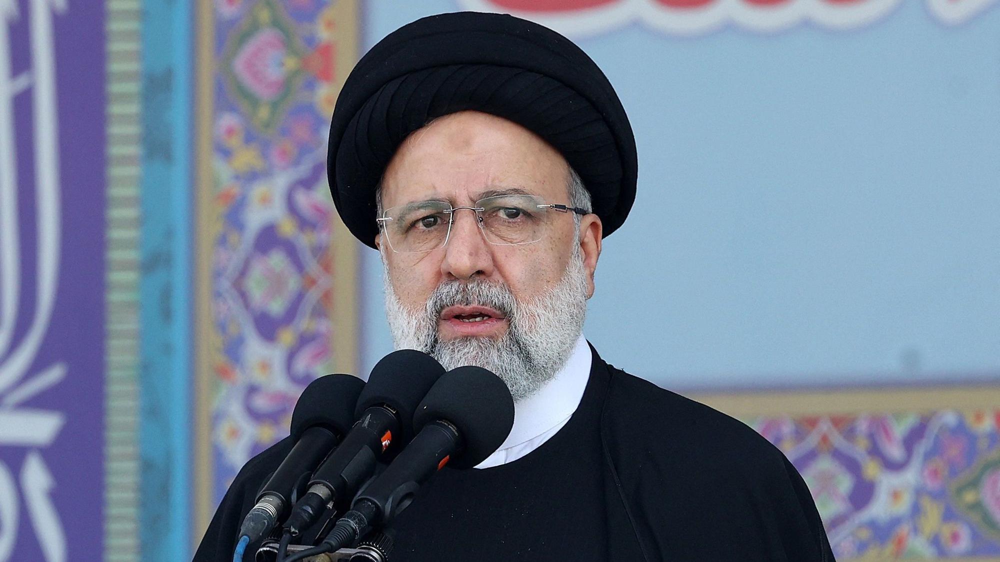 Irans Präsident Ebrahim Raisi spricht auf einer Zeremonie anlässlich des nationalen Militärfeiertages in Teheran am 18. April 2023.