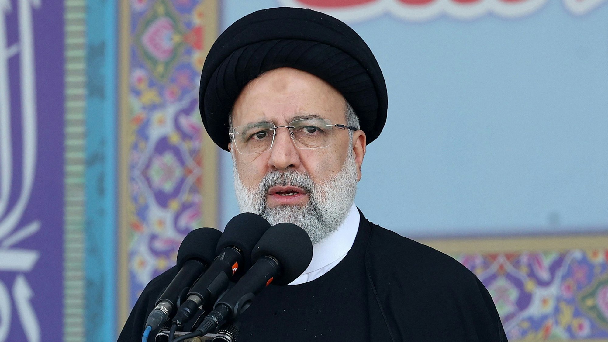 Irans Präsident Ebrahim Raisi spricht auf einer Zeremonie anlässlich des nationalen Militärfeiertages in Teheran am 18. April 2023.