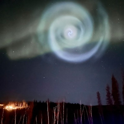 Eine hellblaue Spirale, die wie eine Galaxie aussieht, ist am Samstag zwischen Nordlichtern für ein paar Minuten am Himmel in Alaska zu sehen gewesen.