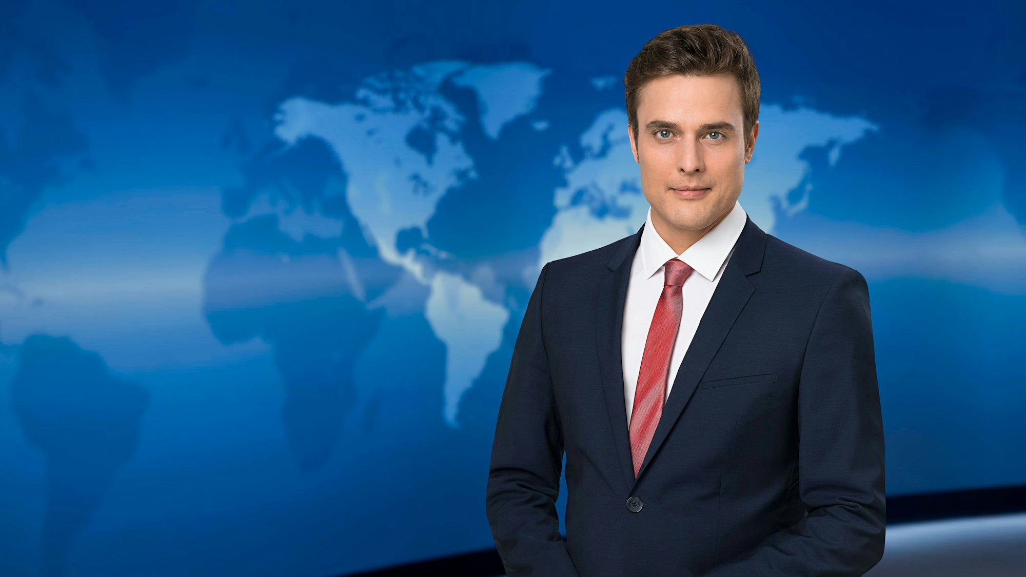 Constantin Schreiber moderiert seit Januar 2021 die „Tagesschau“. Auf dem Bild steht er im Nachrichtenstudio in Hamburg.
