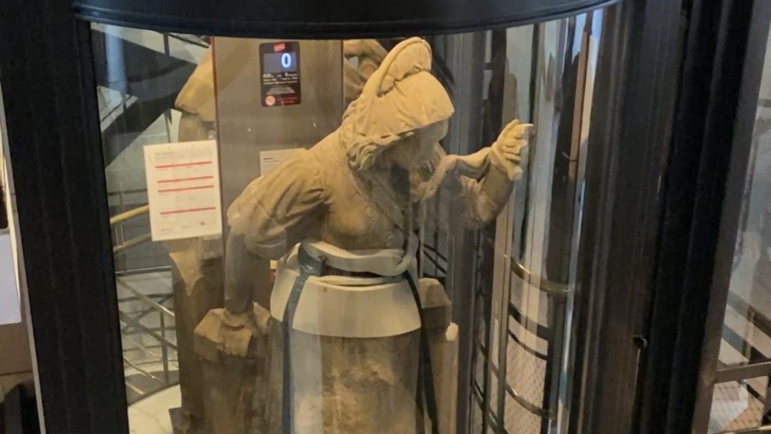 Die Steinskulptur der Schneidersfrau vom Kölner Heinzelmännchenbrunnen im Fahrstuhl des neuen Stadtmuseums.