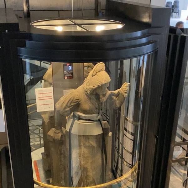 Die Steinskulptur der Schneidersfrau vom Kölner Heinzelmännchenbrunnen im Fahrstuhl des neuen Stadtmuseums.