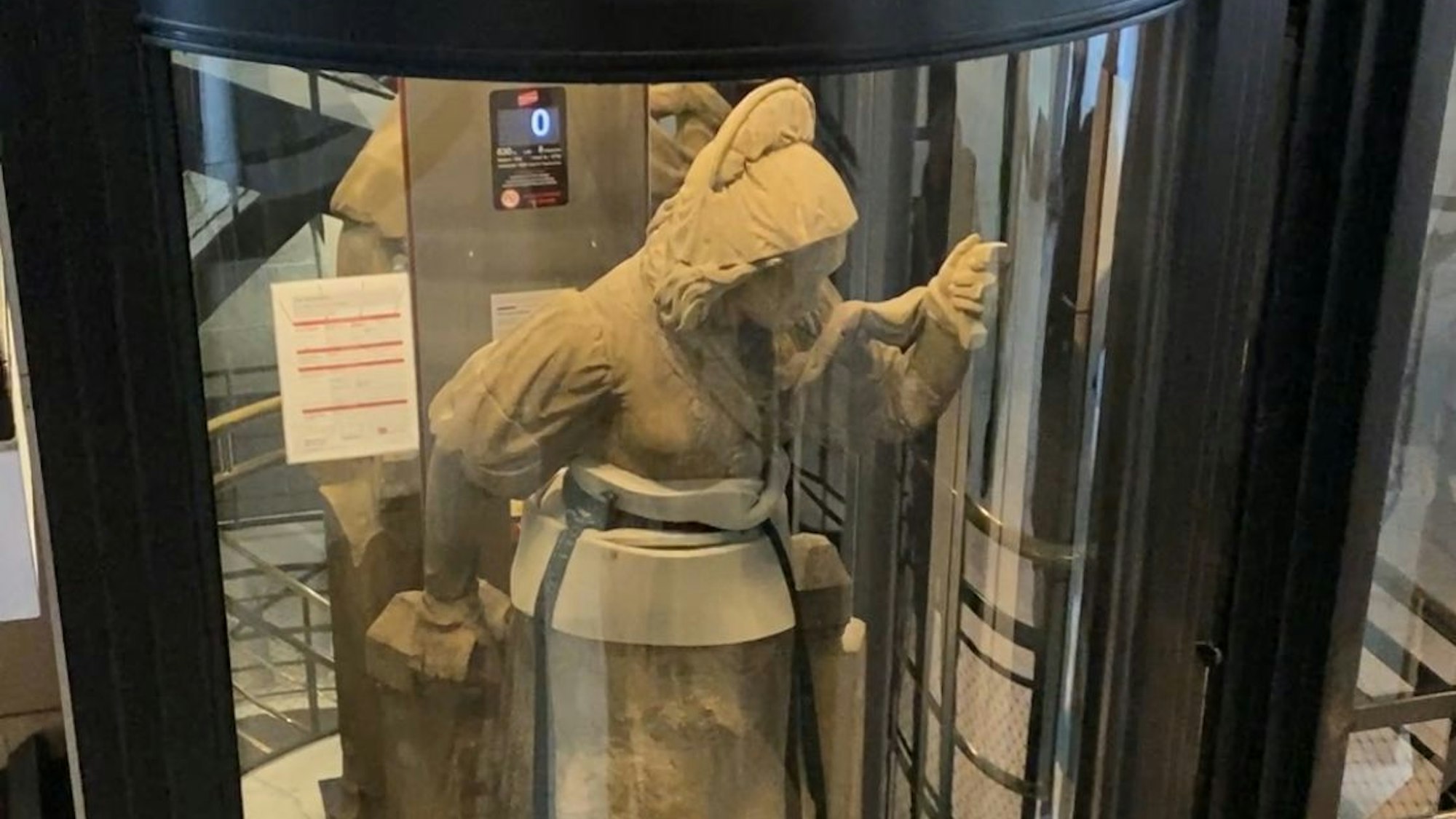 Die Steinskulptur der Schneidersfrau vom Kölner Heinzelmännchenbrunnen im Fahrstuhl des neuen Stadtmuseums.