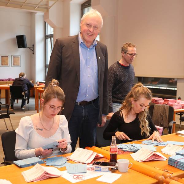 Szene vom Auszählen im Ratssaal der Stimmzettel. Zu sehen sind zwei Verwaltungsmitarbeiterinnen.