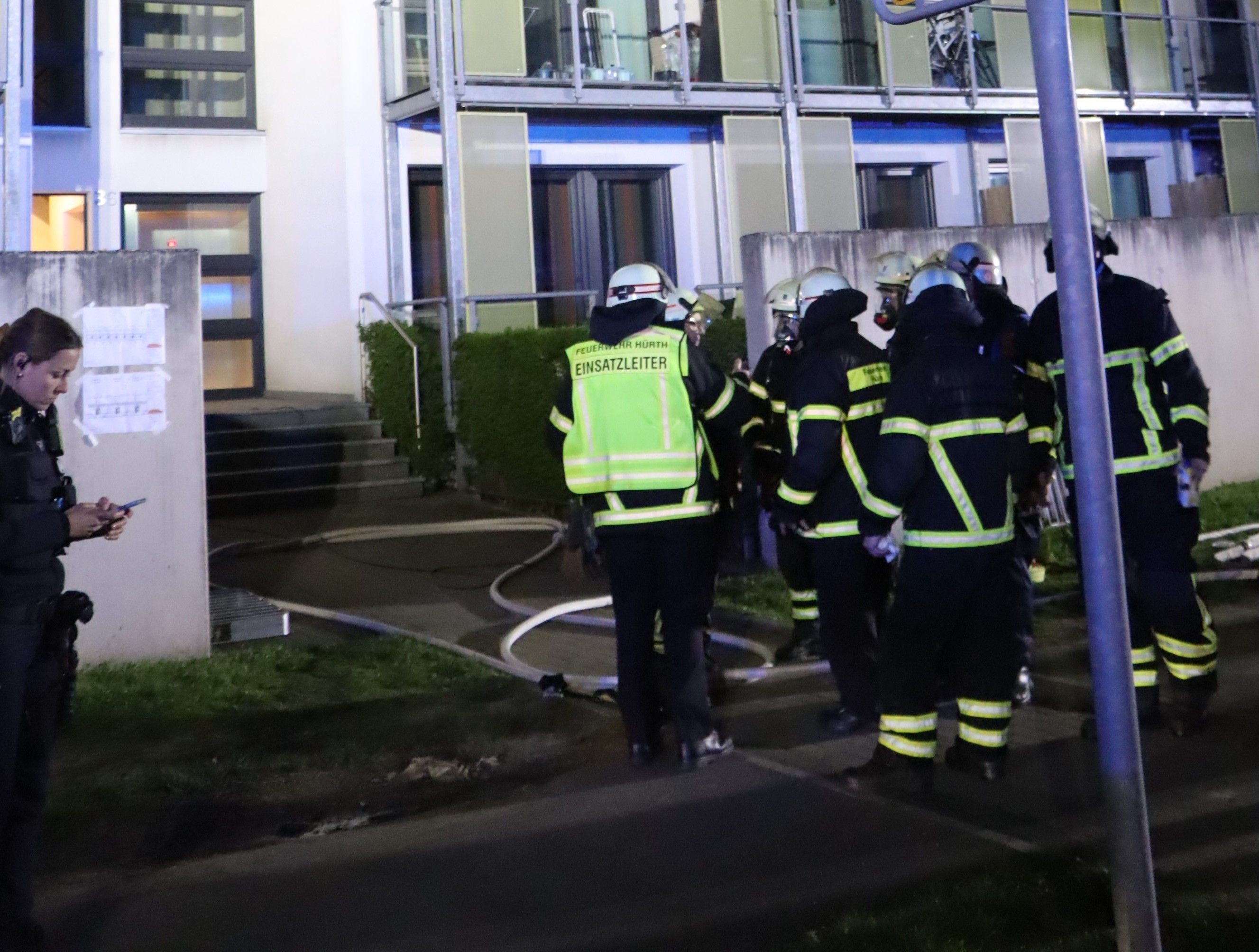 In schwerem Atemschutz drangen sie in den Keller zum Löschen vor.