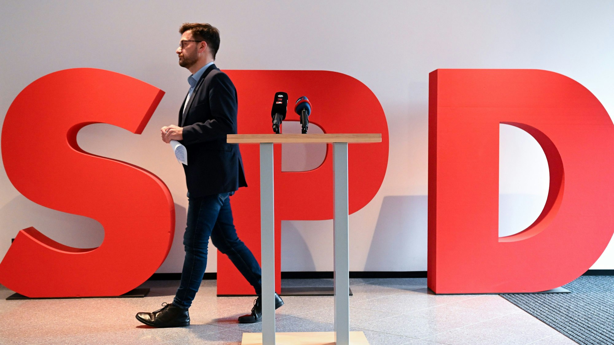 Thomas Kutschaty, ehemaliger Landesvorsitzender der SPD in Nordrhein-Westfalen, geht nach einem Statement im Johannes-Rau-Haus.