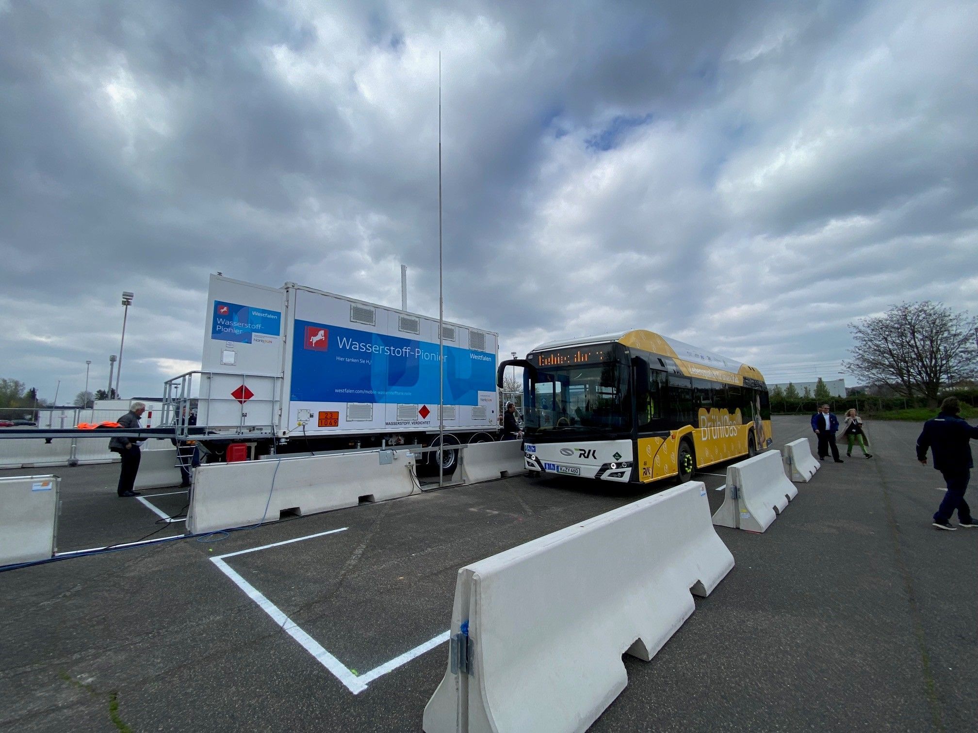 Neuer Wasserstoffbus an einer mobilen Wasserstoff-Tankstelle.