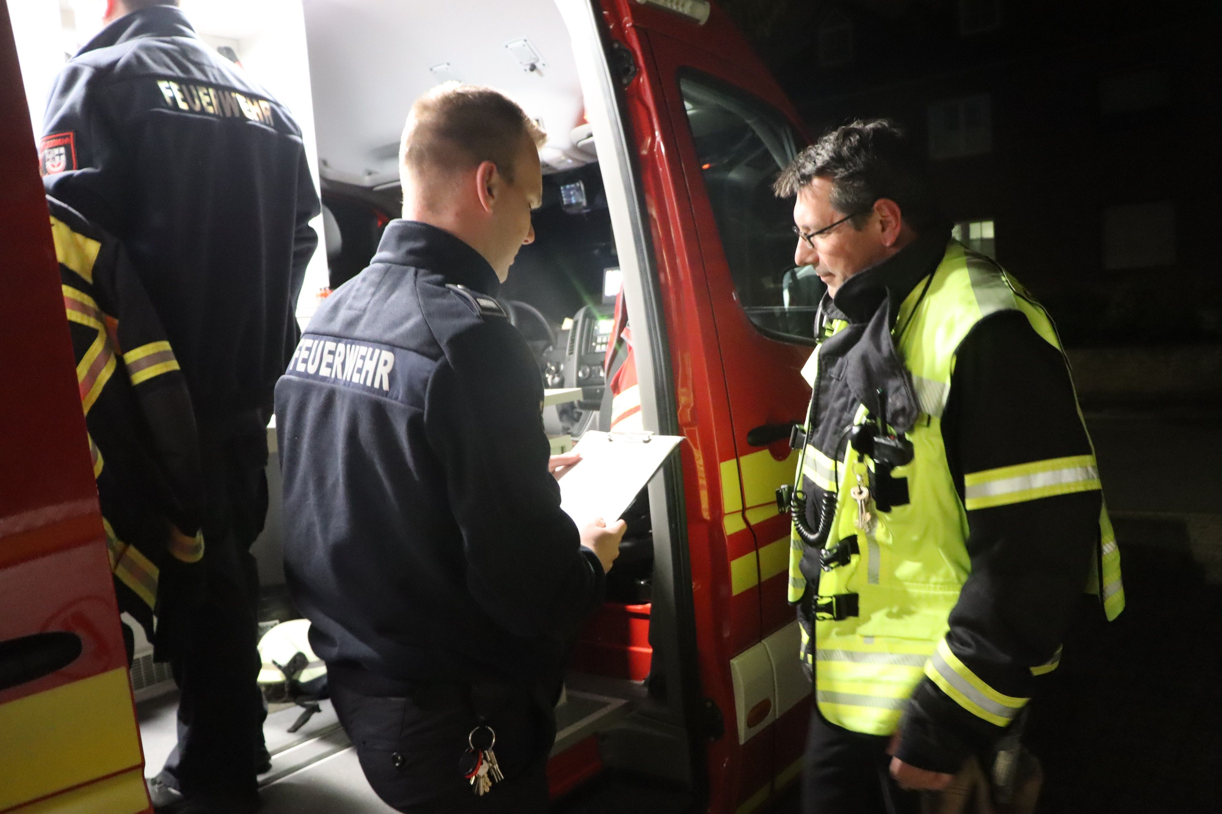 Das Foto zeigt Einsatzleiter Michael Mund mit seinem Kollegen Marvin Habbig. Sie besprechen sich an einem Notarztwagen. Das Foto stammt von einem früheren Einsatz.