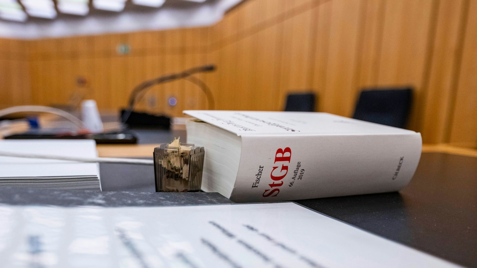 Ein Strafgesetzbuch liegt in einem Gericht.