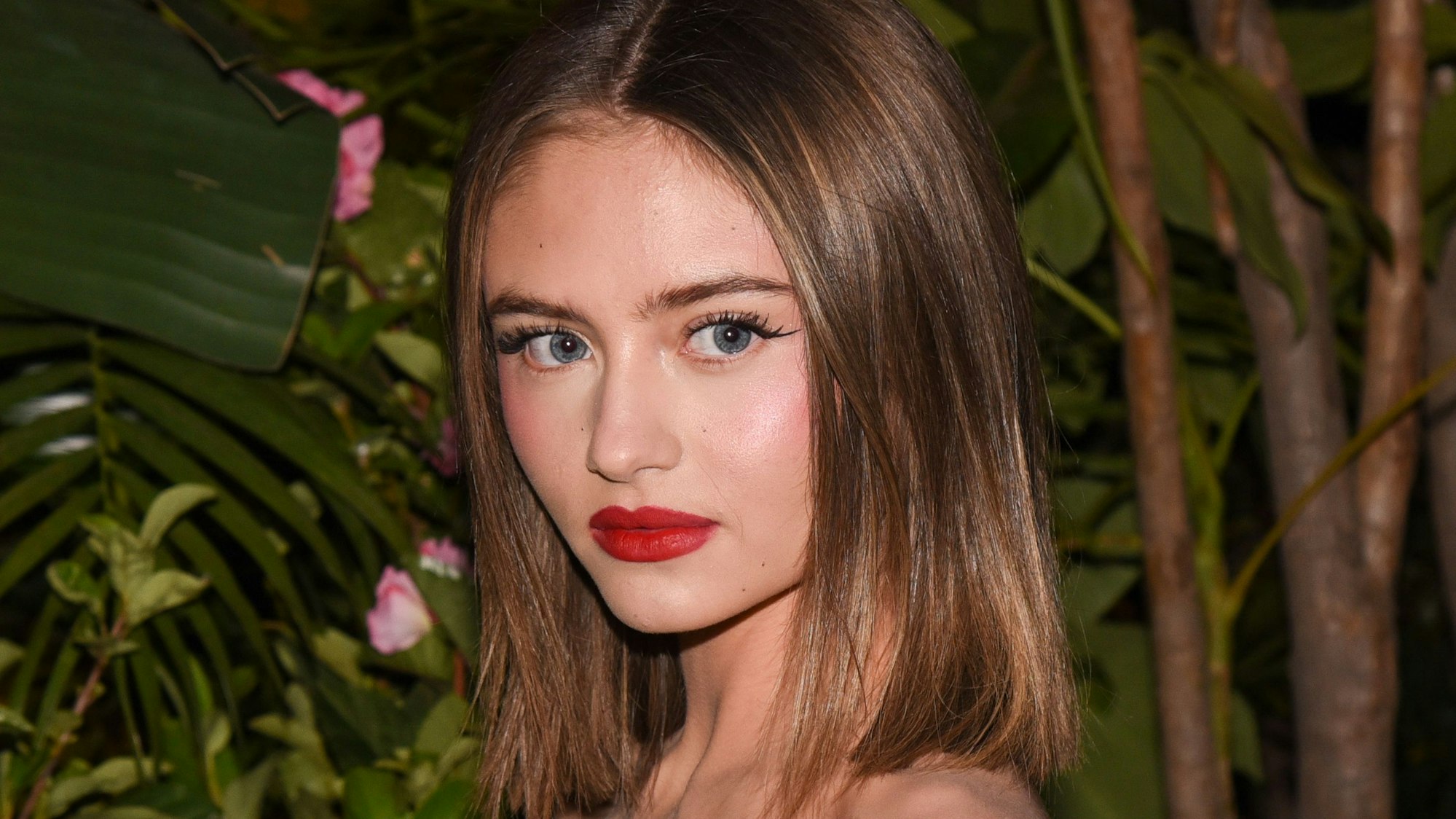 Leni Klum auf dem Roten Teppich bei einer Filmprempiere. Die Tochter von Heidi Klum trägt ein schwarzes Kleid und blickt neben die Kamera.