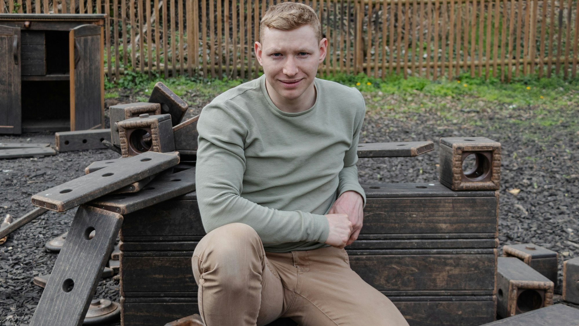 Das Foto zeigt Leon König. Der Frechener arbeitet als Erzieher in einer Kita in Erftstadt.