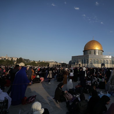 Muslime versammeln sich am 17. April 2023 vor dem Felsendom auf dem Gelände der Al-Aqsa-Moschee in Jerusalem, um an Laylat al-Qadr, einer der heiligsten Nächte während des heiligen Fastenmonats Ramadan, Gebetsrituale zu verrichten. (Symbolbild)